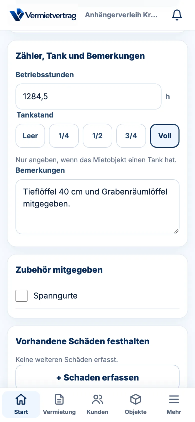 Übergabeprotokoll eines Minibaggers in der App: Betriebsstunden 1284,5 h, Tankstand voll, mitgegebene Löffel